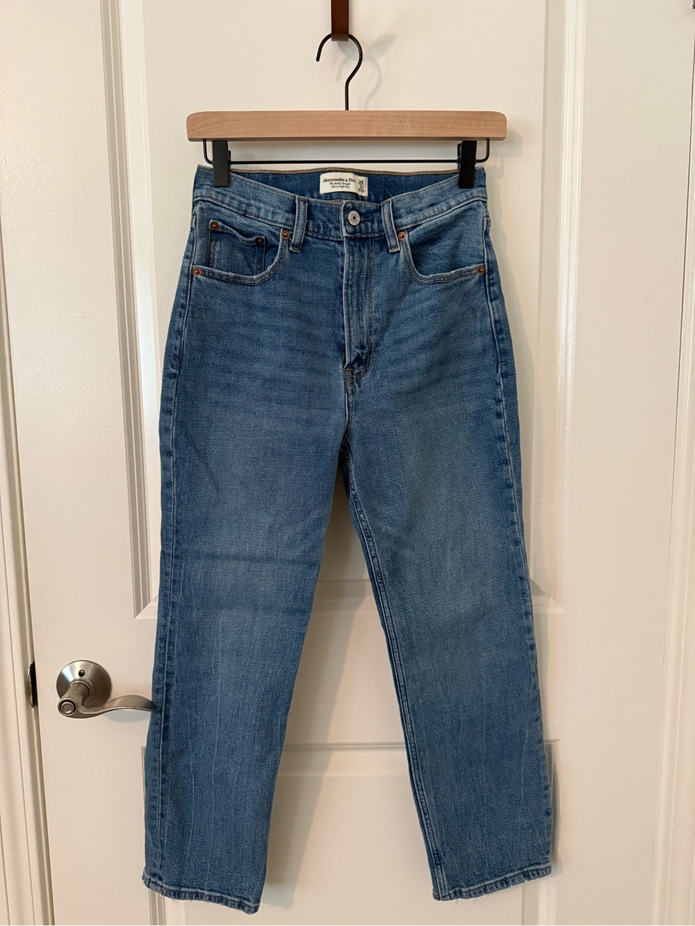 NWOT Abercrombie & Fitch The Ankle Straight Ultra High Rise - Size 26/2 Short